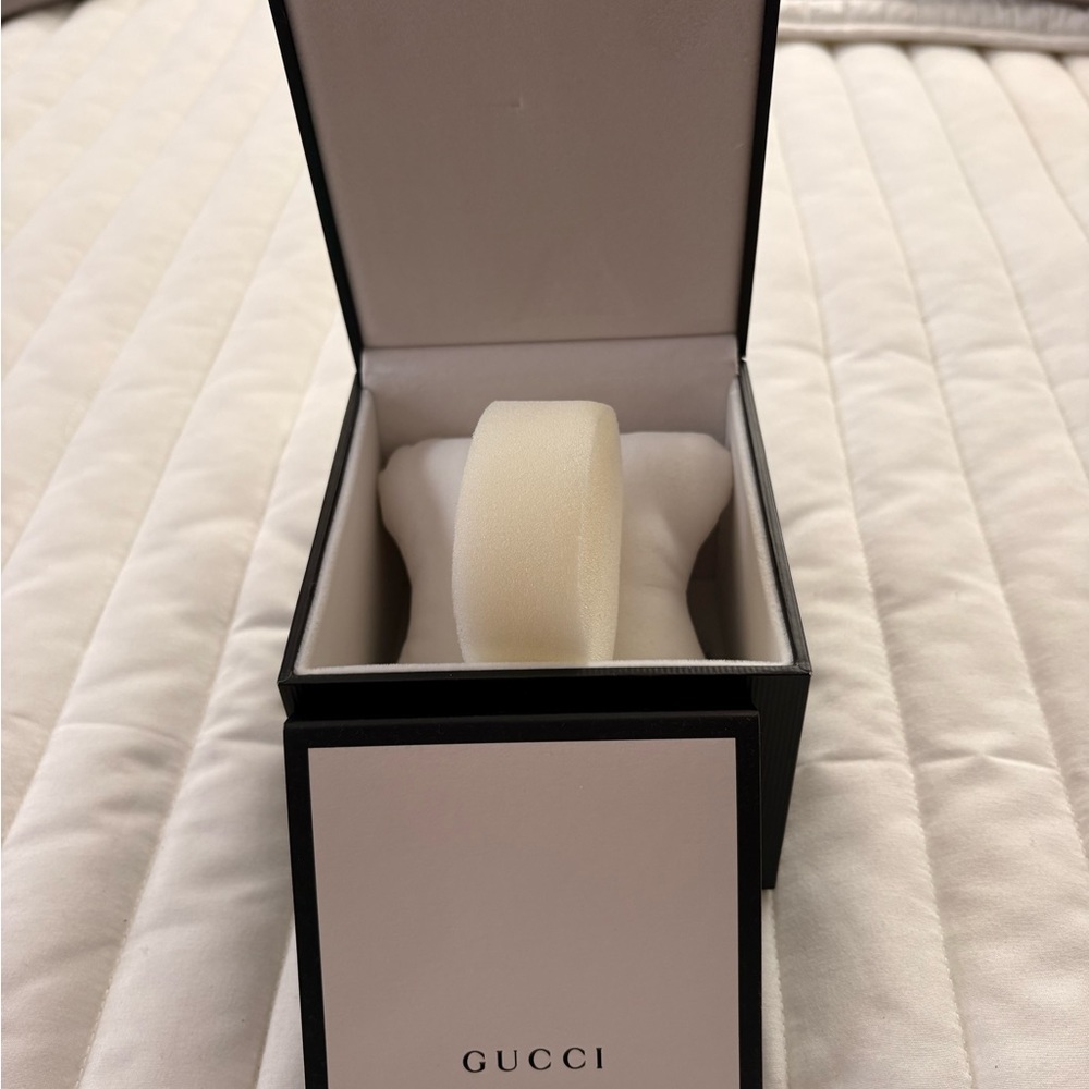 Gucci Elegant Black Watch BOX